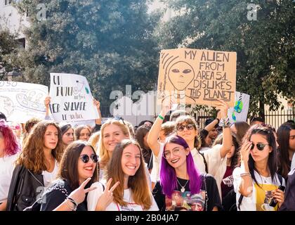 Una processione composta da molti giovani studenti che protestano contro il cambiamento climatico presentando cartelli e striscioni con messaggi. Foto Stock