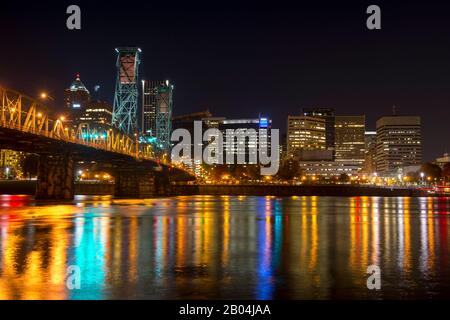 Vista notturna del centro di Portland con Hawthorne Bridge dall'altra parte del fiume Willamette in Oregon, Stati Uniti. Foto Stock