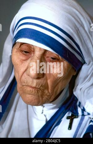 Washington, DC. USA, 13 giugno 1986 Madre Teresa visita la Casa Bianca e incontra il presidente Ronald Reagan. Santa Teresa di Calcutta, comunemente conosciuta come Madre Teresa, sorella religiosa cattolica romana e missionaria, che ha vissuto la maggior parte della sua vita in India. È nata nell'odierna Macedonia, con la sua famiglia di origine albanese originaria del Kosovo. Madre Teresa fondò le Missionarie della Carità, una congregazione religiosa cattolica romana. Credito: Mark Reinstein/Mediapunch Foto Stock