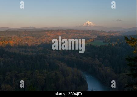 Vista in autunno dal punto panoramico di Jonsrud della valle del fiume Sandy, le Cascade Mountains e il Monte Hood vicino a Sandy in Oregon, Stati Uniti. Foto Stock