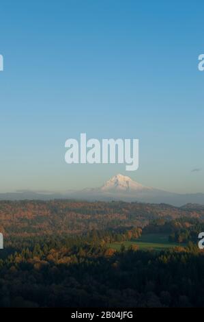 Vista in autunno dal punto panoramico di Jonsrud della valle del fiume Sandy, le Cascade Mountains e il Monte Hood vicino a Sandy in Oregon, Stati Uniti. Foto Stock
