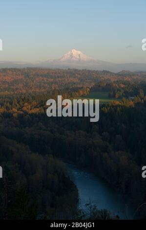 Vista in autunno dal punto panoramico di Jonsrud della valle del fiume Sandy, le Cascade Mountains e il Monte Hood vicino a Sandy in Oregon, Stati Uniti. Foto Stock