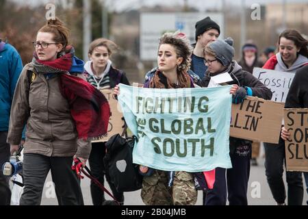 Estinzione ribellione il 18th Febbraio 2020 Marching al Schlumberger Building, Cambridge, UK Lead di Tilly Porter Foto Stock