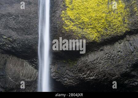 Vista delle cascate di Latourell e delle formazioni rocciose di basalto vicino a Portland lungo la gola del fiume Columbia in Oregon, Stati Uniti, all'interno del Guy W. Talbot state Park. Foto Stock