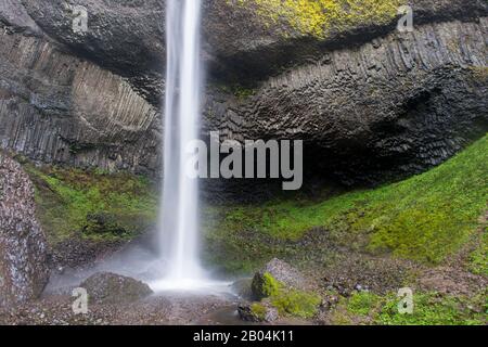 Vista delle cascate di Latourell e delle formazioni rocciose di basalto vicino a Portland lungo la gola del fiume Columbia in Oregon, Stati Uniti, all'interno del Guy W. Talbot state Park. Foto Stock