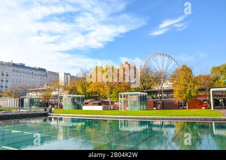 Budapest, Ungheria - Novembre 6, 2019: capitale ungherese e gli alberi i colori dell'autunno. Acqua dalla fontana adiacente in primo piano. Occhio di Budapest in background. Più grande ruota panoramica Ferris in Europa. Foto Stock