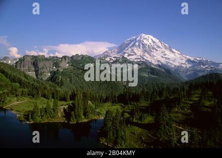 Vista del Monte Rainier e del Lago Eunice sul Monte Rainier National Park, Washington state negli Stati Uniti. Foto Stock