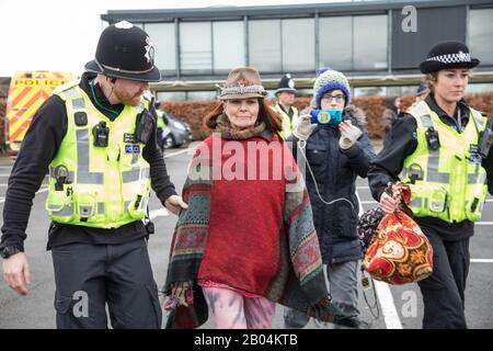 Estinzione Rebellion il 18th febbraio 2020 Protestando presso lo Schlumberger Building di Cambridge, Regno Unito. Protestante arrestato. Foto Stock