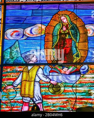 Il Colorato Messicano Juan Diego Incontra La Cattedrale Di Maria Guadalupe Vetro Colorato Puebla Messico. Da 15 a 1600s. Foto Stock