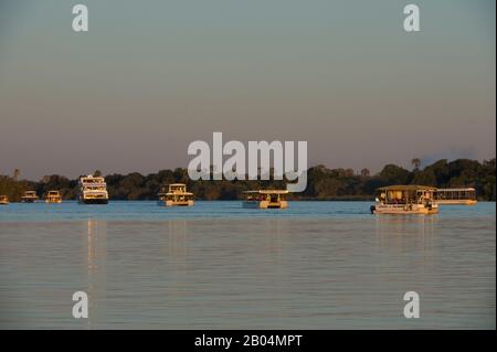 Tour in barca sul fiume Zambesi in attesa del tramonto vicino a Livingston in Zambia. Foto Stock