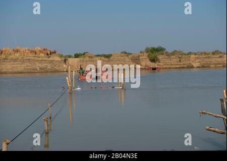 Vista del traghetto per attraversare il fiume Luangwa per entrare nel Parco Nazionale di Luangwa Sud nello Zambia orientale. Foto Stock