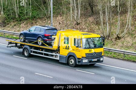 Auto a bordo strada soccorso veicolo autocarro low loader AA car mover; Regno Unito traffico veicolare, trasporto su strada, veicoli moderni, berlina, guida di veicoli, strade e motori, motorismo in direzione sud sull'autostrada M6 Foto Stock