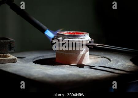 stampaggio a caldo per fusione di metallo in forno metallurgico Foto Stock