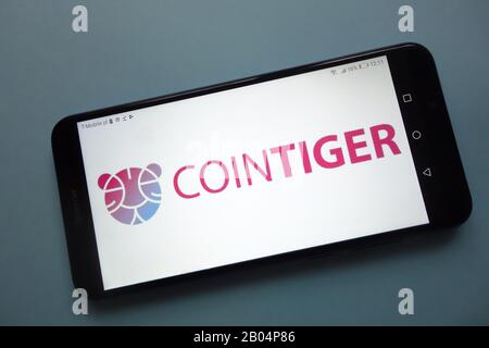 Logo Cointiger cryptocurrency Exchange visualizzato sullo smartphone Foto Stock