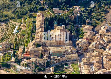 Veduta aerea, isola, monastero dell'Ordine certosiano, Museu Cartoixa de Valldemossa, Museu Frédéric Chopin i George Sand, Museu Municipal de Valldem Foto Stock