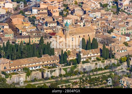 Veduta aerea, isola, monastero dell'Ordine certosiano, Museu Cartoixa de Valldemossa, Museu Frédéric Chopin i George Sand, Museu Municipal de Valldem Foto Stock