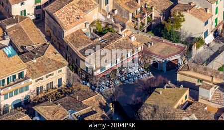 Foto aerea, isola, vista locale, città vecchia, gastronomia, Valldemossa, Maiorca, Isole Baleari, Spagna, Europa, birreria all'aperto, caffè, ES, pensione, rea Foto Stock