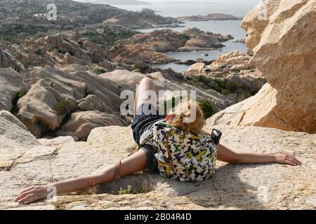 Donna che gode contemplando la natura Foto Stock