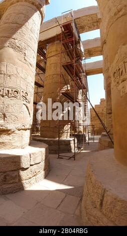 Restauro, colonne nel complesso del tempio di Karnak, un famoso monumento architettonico a Luxor, Egitto. Colonne della Sala Grande Hypostyle di Amon Re S. Foto Stock