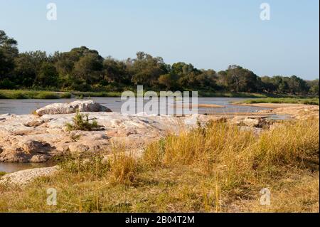 Vista del fiume Sand nella Sabi Sands Game Reserve adiacente al Kruger National Park in Sud Africa. Foto Stock