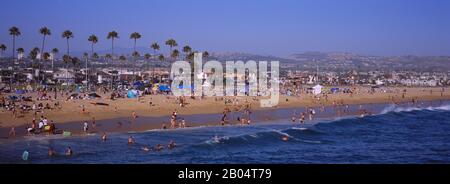 Turisti sulla spiaggia, Newport Beach, California, Stati Uniti Foto Stock