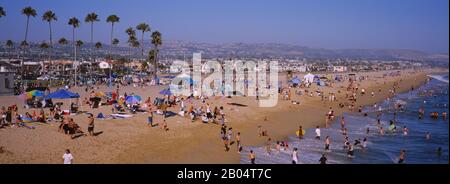 Turisti sulla spiaggia, Newport Beach, California, Stati Uniti Foto Stock