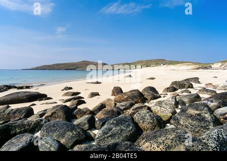 Grandi pietre e sabbie della spiaggia di Huisinis, Hushinish, Isola di Harris, Scozia, Regno Unito Foto Stock
