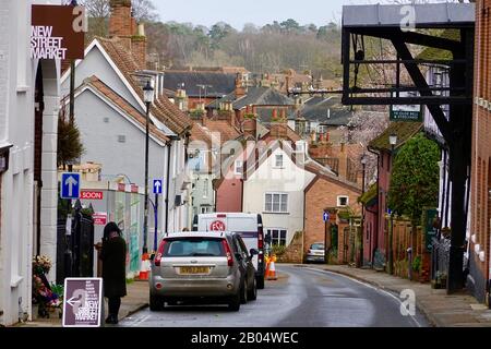 Woodbridge, Suffolk, Regno Unito - febbraio 2020: Case e auto lungo la collina di New Street. Foto Stock