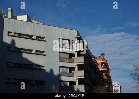Bandiere indipendenti della Catalogna, Estelada, sui balconi di un palazzo di appartamenti a Barcellona, Spagna Foto Stock