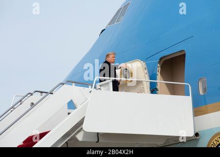 Il presidente degli Stati Uniti Donald J. Trump si è schierato a favore dell'Air Force One presso la Joint base Andrews mentre egli parte da Washington, DC, Stati Uniti, per Los Angeles, California, martedì 18 febbraio 2020. Credito: Stefani Reynolds/CNP | utilizzo in tutto il mondo Foto Stock