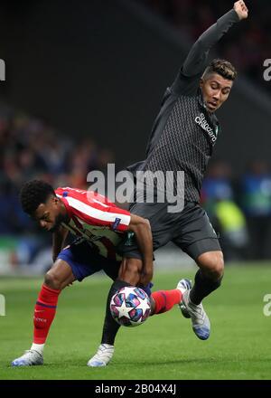 Thomas Lemar di Atletico Madrid (a sinistra) e Mohamed Salah di Liverpool durante il round della UEFA Champions League di 16 partite alla prima tappa a Wanda Metropolitano, Madrid. Foto Stock