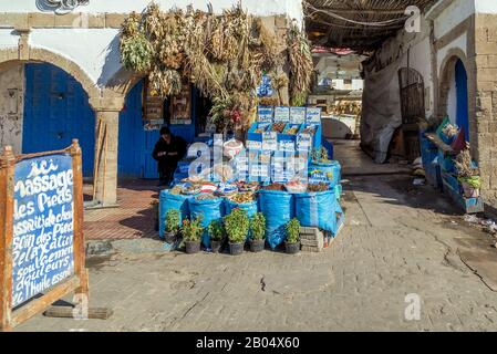 Il venditore di spezie e i suoi prodotti colorati sul mercato di Medina a Essaouira, Marocco. Foto Stock