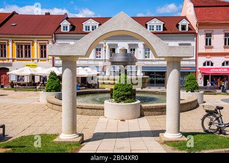 Poprad, regione Presov / Slovacchia - 2019/06/28: Vista panoramica del centro di Poprad e Piazza San Egidius - Namestie svateho Egidia - in estate Foto Stock