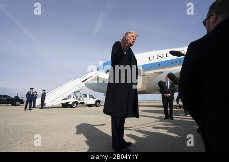 Washington, Stati Uniti. 18th Feb, 2020. Il presidente Donald J. Trump parla con i membri dei mezzi di comunicazione di massa accanto a Air Force One prima di partire per Los Angeles, alla base congiunta Andrews di martedì 18 febbraio 2020. Foto di Stefani Reynolds/UPI Credit: UPI/Alamy Live News Foto Stock