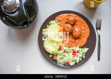 Tradizionale cena polacca fatta in casa, patate con polpette e insalata, vista dall'alto Foto Stock