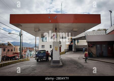 Caracas, Venezuela. 18th Feb, 2020. Un'auto è in fase di rifornimento presso una stazione di rifornimento. Gli Stati Uniti vogliono spegnere il rubinetto del petrolio sul Venezuela: Il Dipartimento del Tesoro degli Stati Uniti ha quindi imposto sanzioni a un'importante controllata della compagnia petrolifera russa Rosneft. La società svizzera Rosneft Trading ha organizzato vendite internazionali di petrolio per il governo sanzionato del presidente del Venezuela Maduro, il ministero ha detto. I maggiori clienti delle esportazioni petrolifere in questione sono stati finora l'India e la Cina. Credito: Boris Vergara/Dpa/Alamy Live News Foto Stock