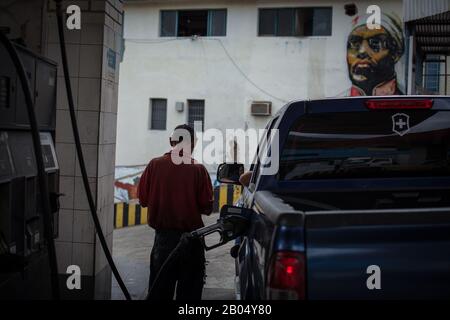 Caracas, Venezuela. 18th Feb, 2020. Un'auto è in fase di rifornimento presso una stazione di rifornimento. Gli Stati Uniti vogliono spegnere il rubinetto del petrolio sul Venezuela: Il Dipartimento del Tesoro degli Stati Uniti ha quindi imposto sanzioni a un'importante controllata della compagnia petrolifera russa Rosneft. La società svizzera Rosneft Trading ha organizzato vendite internazionali di petrolio per il governo sanzionato del presidente del Venezuela Maduro, il ministero ha detto. I maggiori clienti delle esportazioni petrolifere in questione sono stati finora l'India e la Cina. Credito: Boris Vergara/Dpa/Alamy Live News Foto Stock