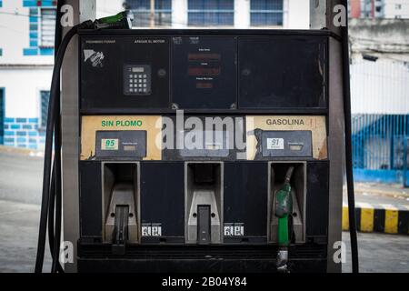 Caracas, Venezuela. 18th Feb, 2020. Toccare una stazione di servizio. Gli Stati Uniti vogliono spegnere il rubinetto del petrolio sul Venezuela: Il Dipartimento del Tesoro degli Stati Uniti ha quindi imposto sanzioni a un'importante controllata della compagnia petrolifera russa Rosneft. La società svizzera Rosneft Trading ha organizzato vendite internazionali di petrolio per il governo sanzionato del presidente del Venezuela Maduro, il ministero ha detto. I maggiori clienti delle esportazioni petrolifere in questione sono stati finora l'India e la Cina. Credito: Boris Vergara/Dpa/Alamy Live News Foto Stock