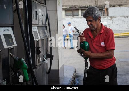 Caracas, Venezuela. 18th Feb, 2020. Un uomo lavora in una stazione di gas PDVSA. Gli Stati Uniti vogliono spegnere il rubinetto del petrolio sul Venezuela: Il Dipartimento del Tesoro degli Stati Uniti ha quindi imposto sanzioni a un'importante controllata della compagnia petrolifera russa Rosneft. La società svizzera Rosneft Trading ha organizzato vendite internazionali di petrolio per il governo sanzionato del presidente del Venezuela Maduro, il ministero ha detto. I maggiori clienti delle esportazioni petrolifere in questione sono stati finora l'India e la Cina. Credito: Boris Vergara/Dpa/Alamy Live News Foto Stock