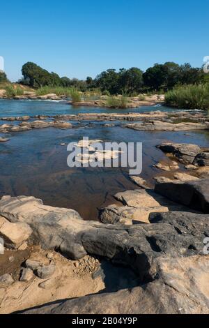 Il fiume Sabie nella Riserva di Sabbi Sands adiacente al Parco Nazionale Kruger in Sud Africa. Foto Stock