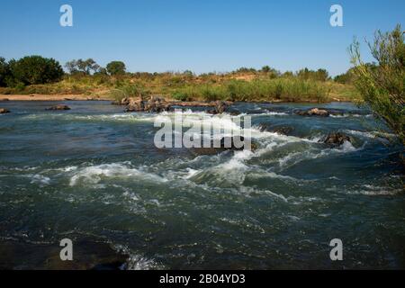 Il fiume Sabie nella Riserva di Sabbi Sands adiacente al Parco Nazionale Kruger in Sud Africa. Foto Stock