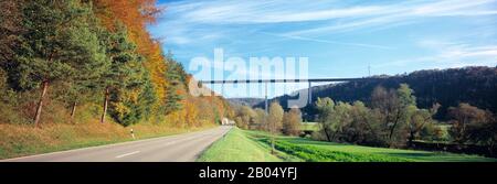 Ponte attraverso una valle, Autobahn ponte, Neckar valle, Baden-Wurttemberg, Germania Foto Stock