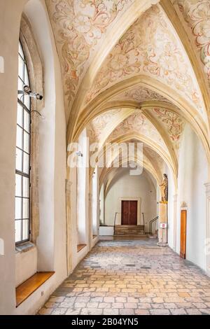 Tyniec, Malopolskie / Polonia - 2019/06/30: Chiostri gotici e passaggi dell'abbazia benedettina di Tyniec sul fiume Vistola vicino Cracovia Foto Stock