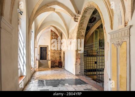 Tyniec, Malopolskie / Polonia - 2019/06/30: Chiostri gotici e passaggi dell'abbazia benedettina di Tyniec sul fiume Vistola vicino Cracovia Foto Stock