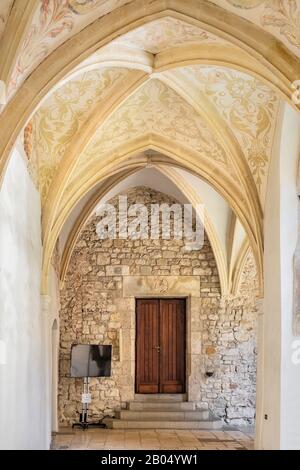 Tyniec, Malopolskie / Polonia - 2019/06/30: Chiostri gotici e passaggi dell'abbazia benedettina di Tyniec sul fiume Vistola vicino Cracovia Foto Stock