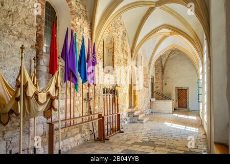 Tyniec, Malopolskie / Polonia - 2019/06/30: Chiostri gotici e passaggi dell'abbazia benedettina di Tyniec sul fiume Vistola vicino Cracovia Foto Stock