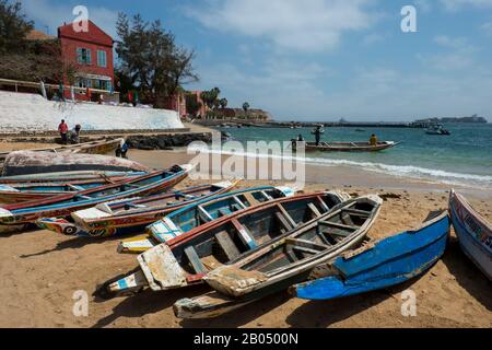 Barche da pesca in legno colorato sulla piccola spiaggia al porto di Goree Island nell'Oceano Atlantico fuori Dakar in Senegal, Africa occidentale. Foto Stock