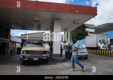 Caracas, Venezuela. 18th Feb, 2020. Vista di una stazione di servizio. Gli Stati Uniti vogliono spegnere il rubinetto del petrolio sul Venezuela: Il Dipartimento del Tesoro degli Stati Uniti ha quindi imposto sanzioni a un'importante controllata della compagnia petrolifera russa Rosneft. La società svizzera Rosneft Trading ha organizzato vendite internazionali di petrolio per il governo sanzionato del presidente del Venezuela Maduro, il ministero ha detto. I maggiori clienti delle esportazioni petrolifere in questione sono stati finora l'India e la Cina. Credito: Boris Vergara/Dpa/Alamy Live News Foto Stock