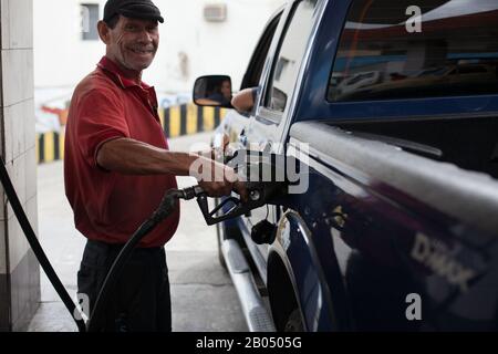 Caracas, Venezuela. 18th Feb, 2020. Un uomo lavora in una stazione di gas PDVSA. Gli Stati Uniti vogliono spegnere il rubinetto del petrolio sul Venezuela: Il Dipartimento del Tesoro degli Stati Uniti ha quindi imposto sanzioni a un'importante controllata della compagnia petrolifera russa Rosneft. La società svizzera Rosneft Trading ha organizzato vendite internazionali di petrolio per il governo sanzionato del presidente del Venezuela Maduro, il ministero ha detto. I maggiori clienti delle esportazioni petrolifere in questione sono stati finora l'India e la Cina. Credito: Boris Vergara/Dpa/Alamy Live News Foto Stock