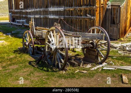 Bodie state Historic Park, città fantasma. Vecchio carro di legno e case abbandonate, California, Stati Uniti. Foto Stock